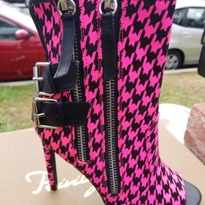Privileged neon pink brand new open toed ankle boo